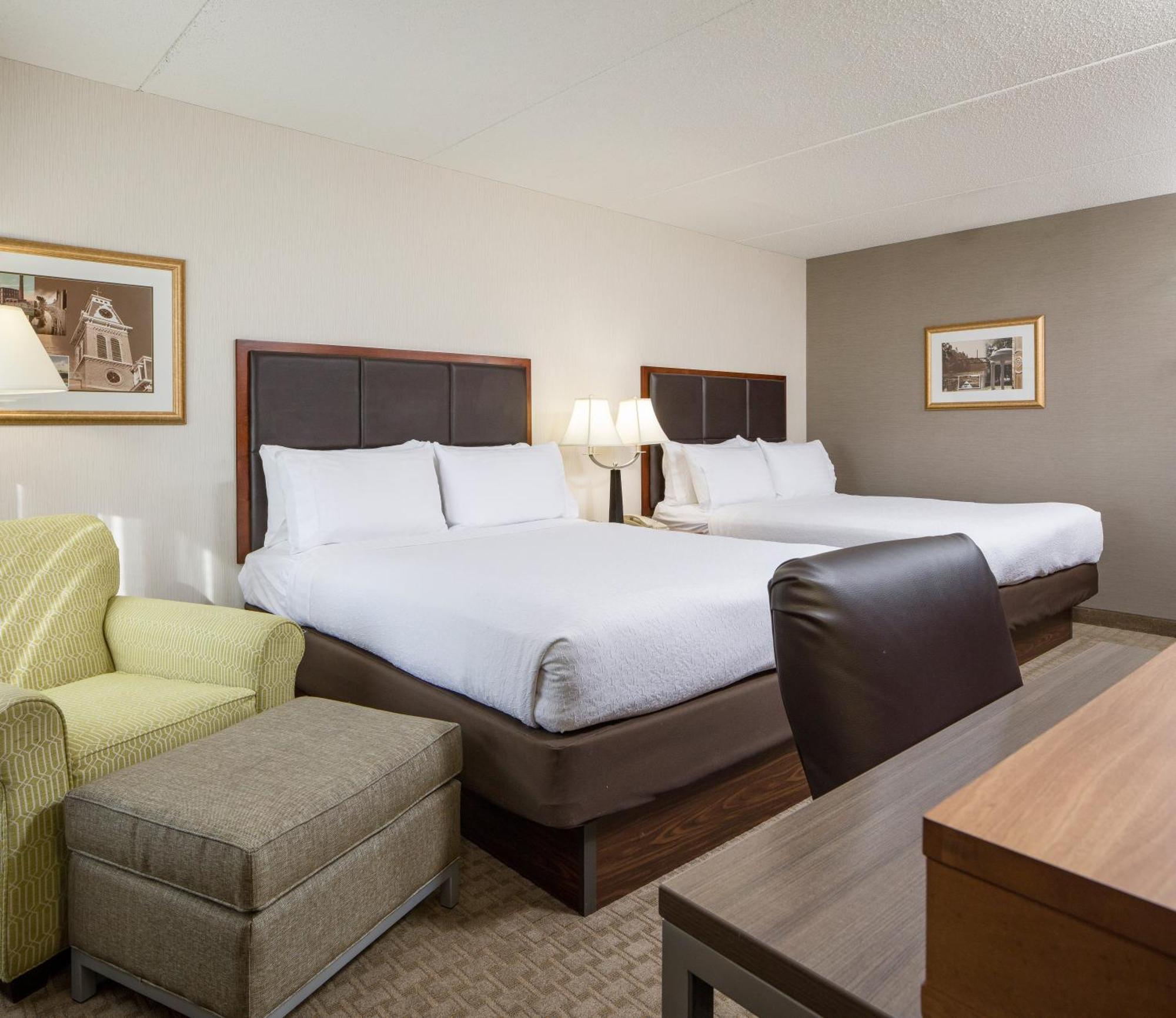 Habitación Doble Estándar con cama grande y sofá cama